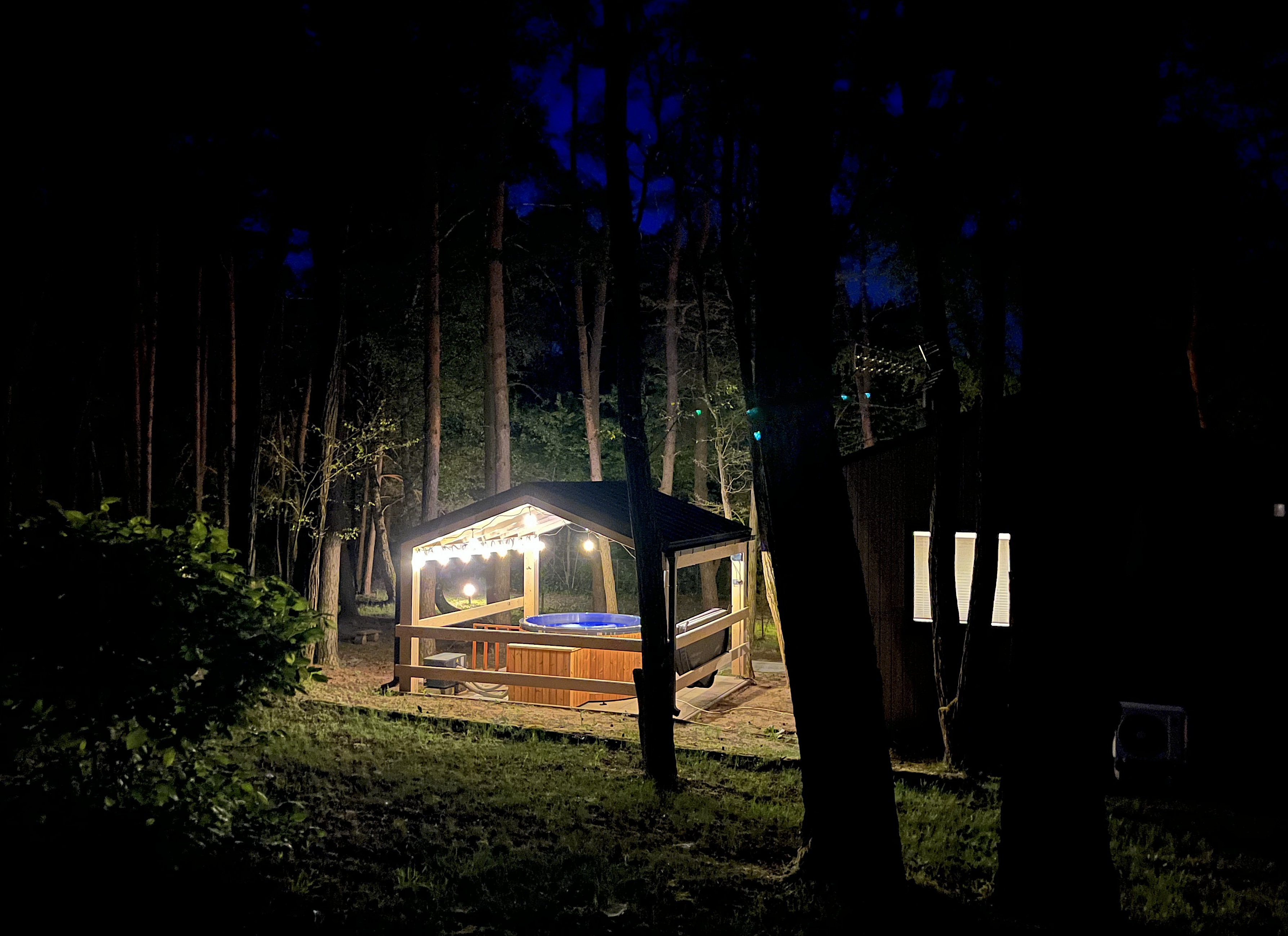 3pokoje domki na odludziu w lesie na Roztoczu, balia z jacuzzi, kominek — zdjęcie 2