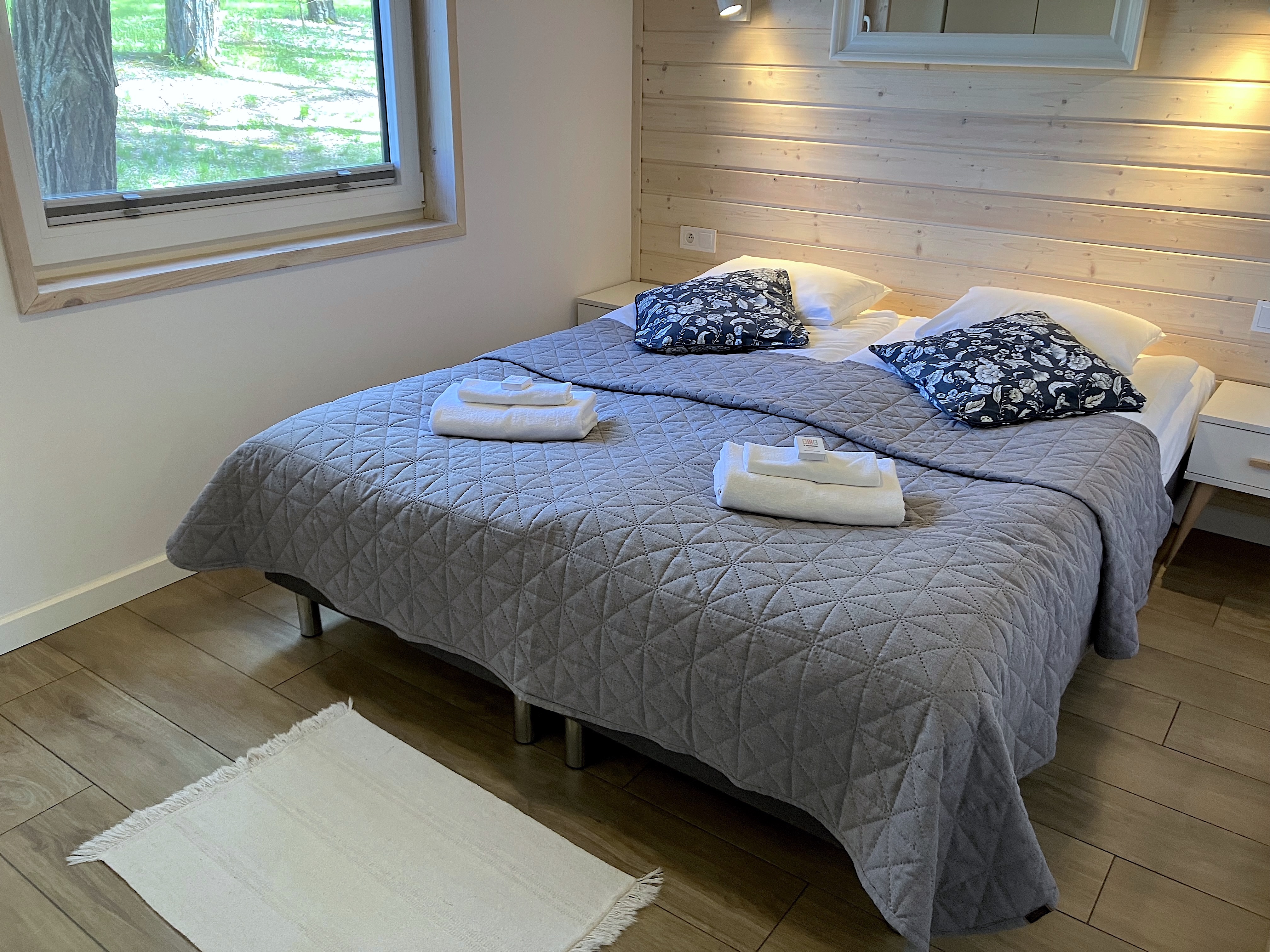 3pokoje domki na odludziu w lesie na Roztoczu, balia z jacuzzi, kominek — zdjęcie 3