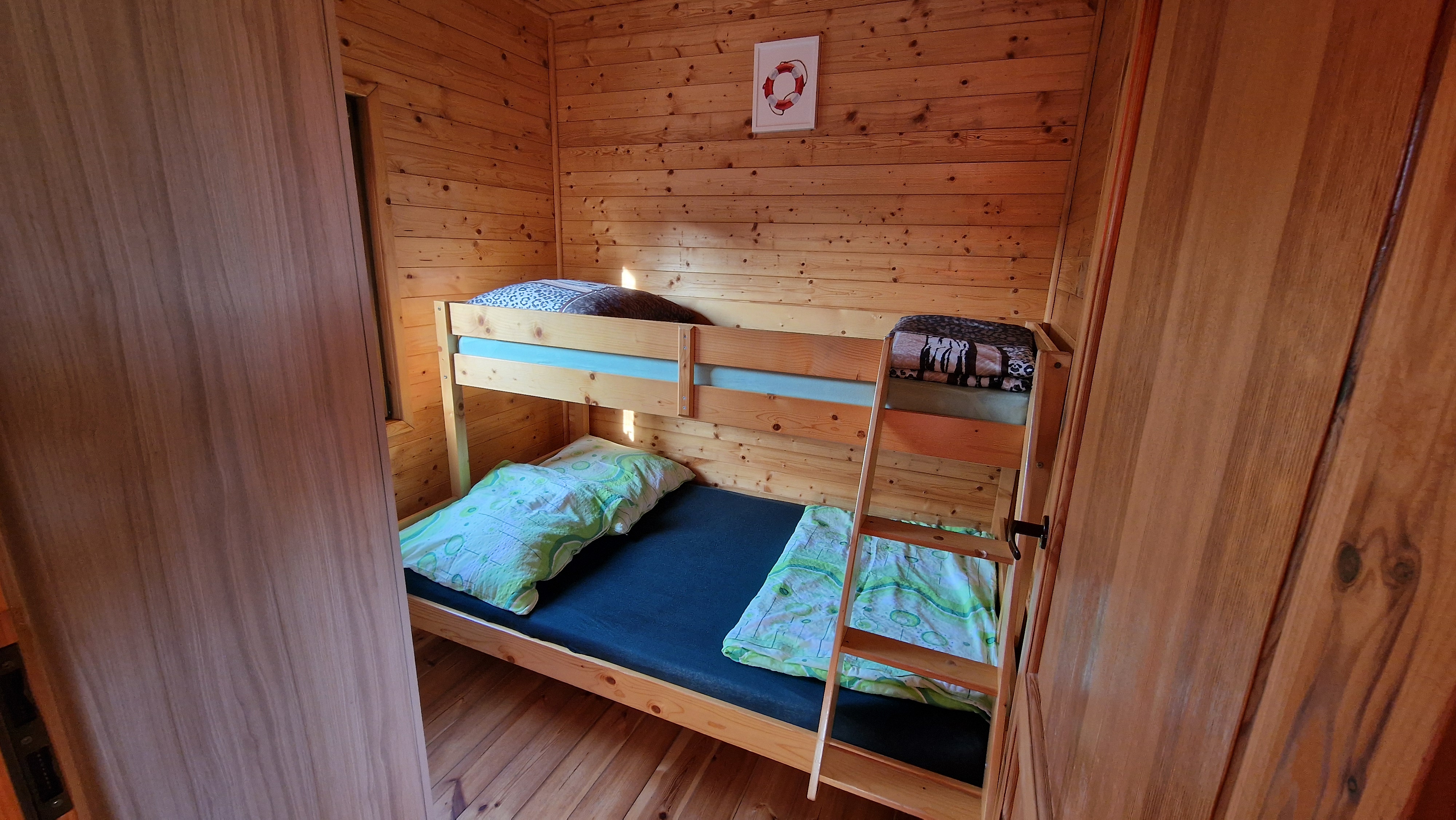 Drewniane domki pod olivką — zdjęcie 3